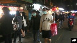 台湾民众戴口罩逛夜市防止新冠病毒扩散(2020年4月8日)