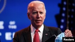 Presiden terpilih Joe Biden menjawab pertanyaan media usai pertemuan dengan para gubernur negara bagian, Kamis (19/11). 