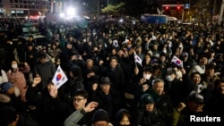 Građani pred južnokorejskim parlamentom posle objave predsednika Juna o uvođenju vanrednog stanja (REUTERS/Kim Soo-hyeon)