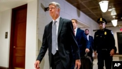 泰勒大使在国会山警察的护送下进入国会，准备作证。(2019年10月22日)