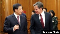 2016年1月21日，美国副国务卿布林肯和中国外交部副部长张业遂一同步入会议厅，参加美中中期战略对话。（图片来自美国驻华使馆）