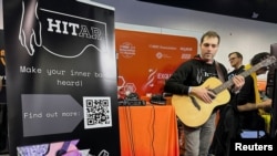 Andrea Martelloni mendemonstrasikan 'HITar', gitar bertenaga "AI" di pameran produk 2024 di Anaheim, California, AS (foto: ilustrasi). 