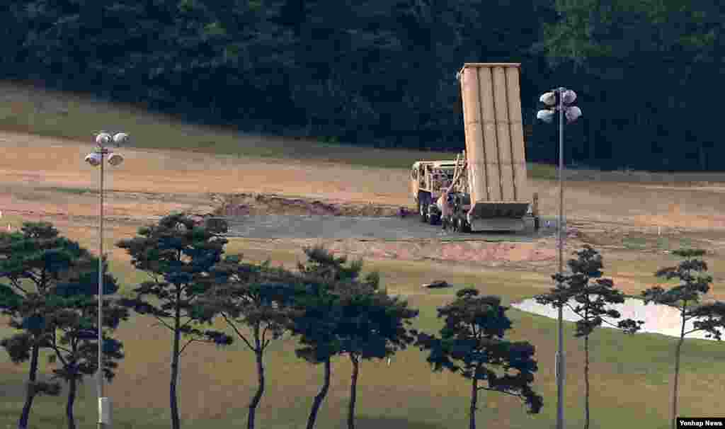 韩国星州郡的一部萨德系统拦截导弹发射器(2017年5月30日)。中国抗议美国在韩国部署萨德。中国说,萨德系统强大的雷达会覆盖中国大片领土,可能会打破本地区的战略力量平衡。但美国方面曾经表示,“萨德”不是攻击性武器,纯粹是为了防御,为了保护韩国和美国的安全。只要朝鲜同意去核化,就没有必要部署“萨德”。