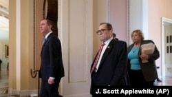 众议院弹劾经理人，包括众议院情报委员会主席希夫、司法委员会主席纳德勒和操守委员会主席洛夫格伦在第三天的参议院弹劾审判开始之际抵达现场。(2020年1月23日)