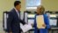 Ứng cử viên tổng thống của đảng Cộng hòa Mitt Romney và vợ đi bỏ phiếu tại Belmont, bang Massachusetts, ngày 6/11/2012.