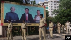 在习近平主席来访前，印度树立起欢迎牌，警察从事保安准备