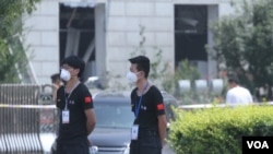 天津核心爆炸区周围居民楼间巡视的安检人员（美国之音记者东方）