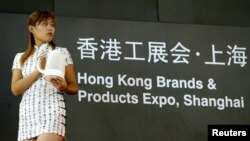 一名模特展示香港制造的一款厨具（路透社2004年9月2日）