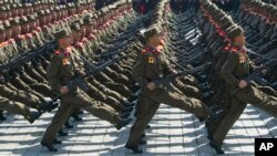 朝鲜军人在一次大阅兵中(资料照片)