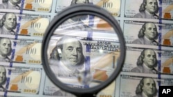 Theo các nhà phân tích tăng trưởng kinh tế chậm là vì đồng đôla mạnh khiến cho hàng hoá Mỹ sản xuất mắc hơn đối với người mua ở nước ngoài, làm giảm lượng xuất khẩu