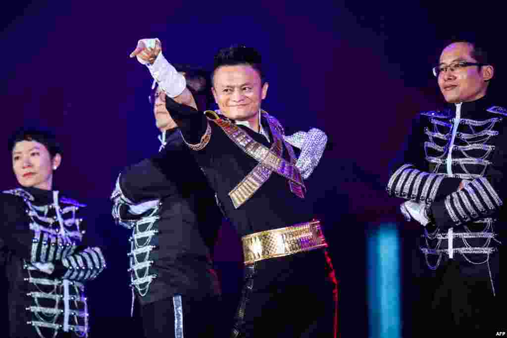 2017年9月8日,在杭州举行的阿里巴巴集团年会上,董事局主席马云模仿美国流行歌星迈克尔·杰克逊的扮相登场,伴着杰克逊歌曲的旋律起舞。中国媒体的标题里说“马云致敬迈克尔·杰克逊”。这体现了美中文化交流。