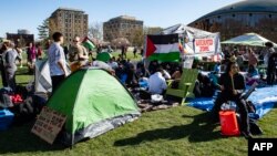 Pendukung pro-Palestina dari Universitas Harvard dan Institut Teknologi Massachusetts (MIT) berunjuk rasa di MIT di sebuah perkemahan untuk Palestina di MIT di Cambridge, Massachusetts, pada 22 April 2024. (Foto: AFP)