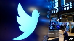 Logo Twitter di lantai Bursa Efek New York, 29 November 2021. (AP/Richard Drew, File)