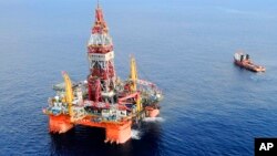 Ini adalah anjungan pengeboran laut dalam pertama yang dikembangkan China di Laut Cina Selatan (foto: dok). AS juga melaporkan China akan lanjutkan pengembangan reaktor nuklir terapung di Laut China Selatan. 