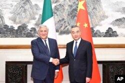 រូបឯកសារ៖ រដ្ឋមន្ត្រីក្រសួងការបរទេសចិនលោក Wang Yi ចាប់ដៃគ្នាជាមួយរដ្ឋមន្ត្រីការប្រទេសអ៊ីតាលីលោក Antonio Tajani នៅទីក្រុងប៉េកាំង ប្រទេសចិន កាលពីថ្ងៃទី៤ ខែកញ្ញា ឆ្នាំ២០២៣។