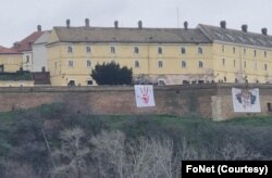 Simbol protesta i studentskih blokada - krvava šaka istaknuta je i na zidu Petrovaradinske tvrđave u Novom Sadu