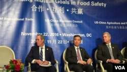 美贸易代表弗罗曼（左）、中国副总理汪洋（中）与美农业部长维尔萨克出席美中农业食品伙伴关系研讨会（2016年11月22日，美国之音莉雅拍摄）