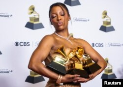 Viktorija Mone pozira sa Gremi nagradama (Foto: Reuters/David Swanson)