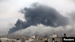 资料图片：2023年12月10日，在加沙地带南部的汗尤尼斯，以色列和巴勒斯坦伊斯兰组织哈马斯之间的冲突持续不断，以色列空袭后浓烟升起。（路透社）
