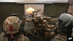 乌克兰士兵在巴赫穆特附近的前沿阵地想俄军开火。（2023年3月18日）