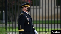 Ketua Gabungan Kepala Staf AS Jenderal Mark Milley berjalan di luar Pentagon, Arlington, Virginia, 11 September 2020.