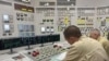 Karyawan PLTN Zaporizhzhia yang dikuasai Rusia selama kunjungan pakar IAEA, Zaporizhzhia, Ukraina. (Foto: IAEA via REUTERS)