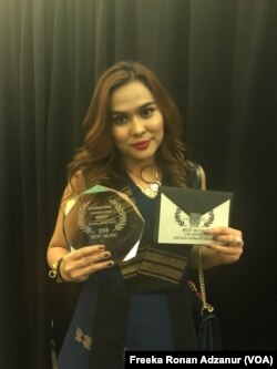 Karina Soerbakti dan penghargaan yang diraihnya pada "La Jolla Fashion Film Festival 2018" di La Jolla, San Diego, California.