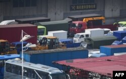 중국 단둥 중조우의교(조중우의교) 입구에서 북한 신의주로 가는 화물차들이 대기하고 있다. (자료화면)