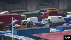 지난 2017년 9월 중국 단둥에서 북한 신의주로 가는 화물차들이 대기하고 있다. (자료사진)