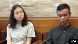 Pegiat Jakaringan Sinema, Deviana F Bayhaqi (kiri) dan Ramdan Setiawan saat berbagi cerita di Cikini, Jakarta, Selasa (23/7). (Foto: VOA/Sasmito)