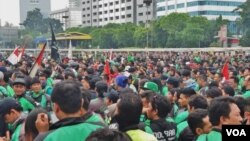 Ratusan pengemudik ojek online berunjuk rasa di depan gedung DPR/MPR Senayan, Jakarta, hari Senin (23/4). (VOA/Fathiyah)