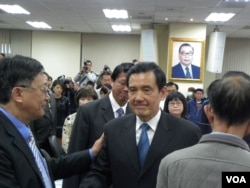 马英九与中常委握手告别 (美国之音许波拍摄)