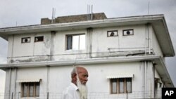 A resident walks past the compound where U.S. Navy SEAL commandos reportedly killed al-Qaida leader Osama bin Laden in Abbottabad May 5, 2011 (file photo)