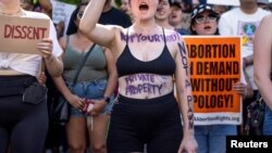 Demonstrantkinje ispred Vrhovnog suda u Vašingtonu