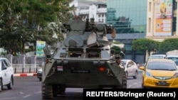 Arhiva - Vojno oklopno vozilo u Jangonu, Mjanmar.
