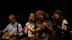 Grup musik Rumput dalam sebuah pementasan. (Foto: Courtesy of Rumput)