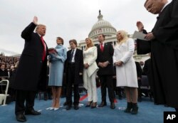 2017년 1월 27 도널드 트럼프 당시 대통령 당선인이 존 로버츠 대법원장으로부터 취임 선서를 받는 모습. (자료화면)