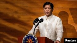 Presiden Filipina Ferdinand Marcos Jr. menyampaikan Pidato Kenegaraan (SONA) ketiganya di DPR di Kota Quezon, Metro Manila, Filipina, 22 Juli 2024. (Foto: Lisa Marie David/Reuters)