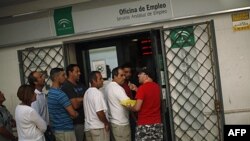 Dân Tây Ban Nha xếp hàng trước một trung tâm việc làm của chính phủ ở Marbella