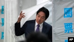 民进党总统候选人、现任副总统赖清德星期六早上到台南市的一个投票站投票。他周二（1月9日）表示，如果当选，他将维持两岸现状。他还强调只要在对等尊严的原则之下“台湾的门永远都是开的”，愿意跟中国进行交流合作，稳定台海和平。北京周三警告，赖清德如果当选可能引发两岸冲突的“极端危险性”，将使台湾“离战争、衰退越来越近”。（美联社）