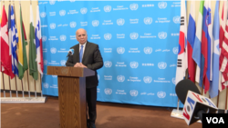 2025年9月26日，伊拉克外交部长兼副总理福阿德·侯赛因在联合国安理会会议厅外的新闻发布会上回答美国之音的提问。