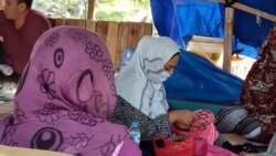 Pengungsi perempuan asal Afghanistan sedang menyulam di tenda pengungsi seberang Rudenim Jakarta (Foto dok: VOA/Sasmito)
