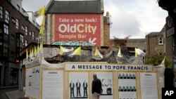 Instalacija u Dablinu postavljena u znak protesta zbog papinog dolaska