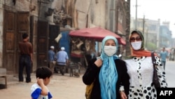 Perempuan Muslim Uighur mengenakan hijab di Wilayah Otonomi Xinjiang Uighur, 14 Juni 2008. 