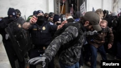 ក្រុម​កម្លាំង​សន្តិសុខ​ប៉ះទង្គិច​ជាមួយ​កុបករ​គាំទ្រ​​លោក​អតីត​ប្រធានាធិបតី​ Donald Trump ដែល​វាយ​សម្រុក​ចូល​វិមាន​សភា​អាមេរិក​ក្នុង​រដ្ឋធានី​វ៉ាស៊ីនតោន​កាល​ពី​ថ្ងៃ​ទី​៦ ខែ​មករា ឆ្នាំ​២០២១។