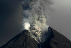 Gunung Merapi memuntahkan abu yang terlihat dari desa Kali Tengah di Sleman, dekat Yogyakarta 15 November 2010. Gunung Merapi, di pinggiran kota Yogyakarta di Jawa Tengah. (Foto: REUTERS/Sigit Pamungkas)
