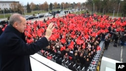 土耳其总统埃尔多安在飞往希腊进行访问之前在安卡拉机场向人群招手致意。 （2017年12月7日）