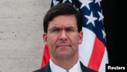 美国国防部长埃斯帕在菲律宾马尼拉的美军纪念公墓举行的献花圈仪式上。（2019年11月19日）