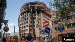 Tempat dekat pusat perbelanjaan yang rusak akibat serangan rudal Rusia di Odesa, Ukraina, 14 Juni 2023. (Foto: REUTERS/Serhii Smolientsev)