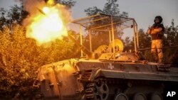 乌克兰第24机械化旅新闻处提供的照片显示，乌军一辆BRM1k步兵战车向乌东顿涅茨克州恰索夫亚附近的俄军阵地开火。(2024年8月17日)